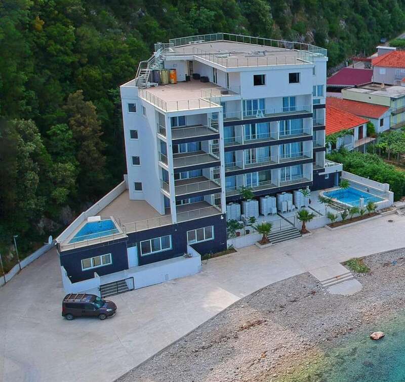 Hotel Vienna seen from above on the Igalo waterfront